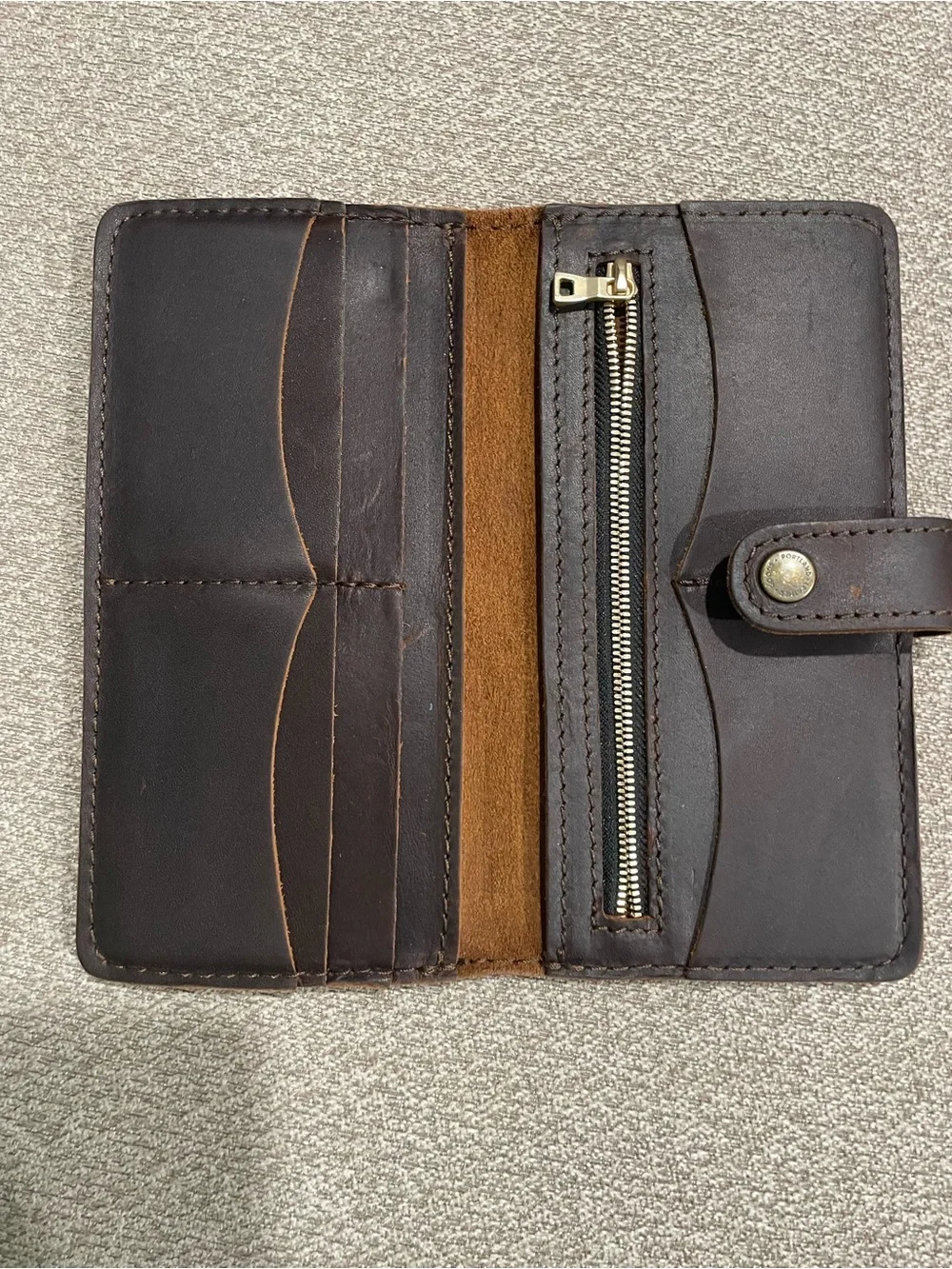 Portland leather wallet. Unisex. Oiled leather snap closure